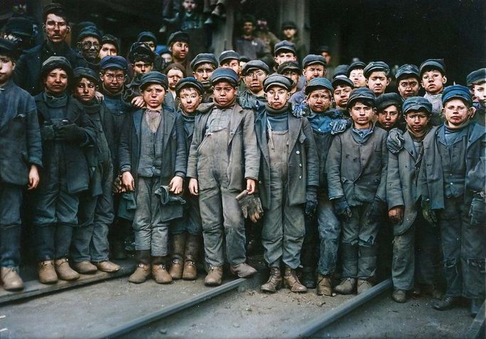 Lewis Hine, Breaker Boys, Pittston, Pensylvánie, Spojené státy, 1911, kolorováno.