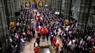 Král Karel III. a Camilla (uprostřed) dorazili na korunovační ceremoniál do Westminsterského opatství.