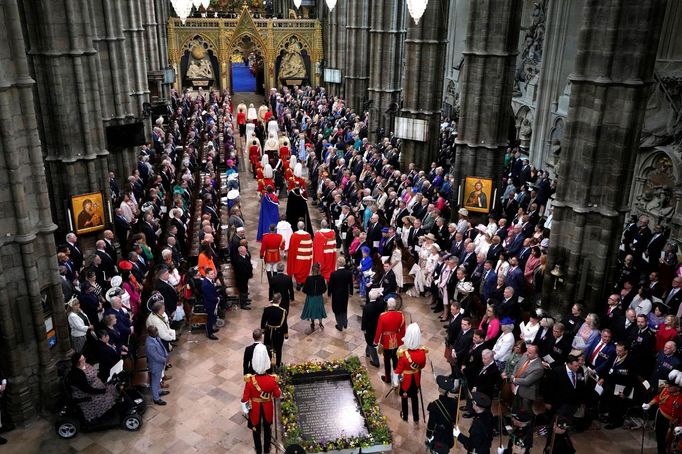 Král Karel III. a Camilla (uprostřed) dorazili na korunovační ceremoniál do Westminsterského opatství.