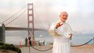 Papež Jan Pavel II. při obhlídce mostu Golden Gate Bridge. Fotografie byla pořízená krátce po jeho příjezdu do San Francisca dne 18. září 1987.