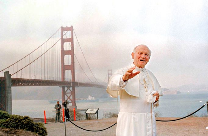 Papež Jan Pavel II. při obhlídce mostu Golden Gate Bridge. Fotografie byla pořízená krátce po jeho příjezdu do San Francisca dne 18. září 1987.