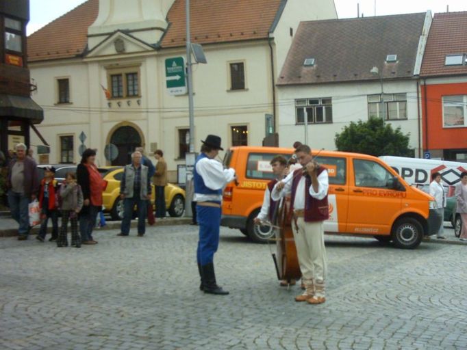 Sociální demokraté nabídli na svém mítinku v Uherském Brodě i trochu folklóru.