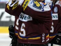 Brankář HC Sparta Praha Dušan Salfický se raduje z vítězství svého týmu nad HC Znojemští Orli v utkání úvodního kola hokejové extraligy.