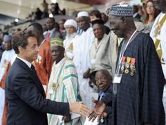 Sarkozyho na popularitě nepřidal ani fakt, že na letošní oslavy státního svátku 14. července pozval vůdce dvanácti afrických zemí, z nichž někteří jsou obviňováni z porušování lidských práv