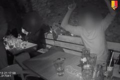Video: Policie už přitvrzuje. Za utajený večírek v Praze padly vysoké pokuty