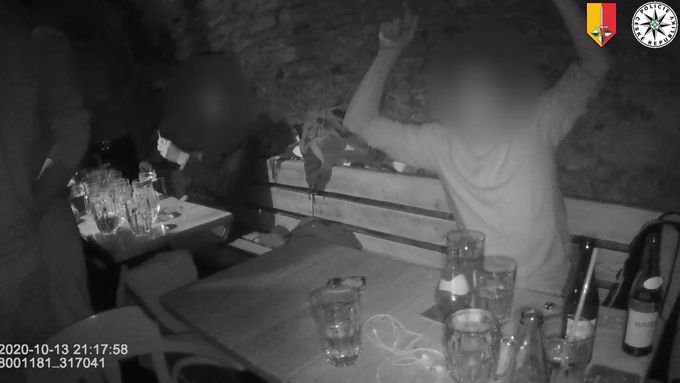 Policisté v Praze objevili restauraci otevřenou po zavírací době