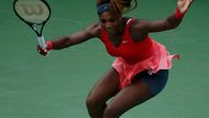 Serena Williamsová drtí na US Open všechny soupeřky. Na fotce to vypadá, jako by předváděla jakýsi superhrdinský trik.