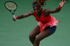 Serena Williamsová drtí na US Open všechny soupeřky. Na fotce to vypadá, jako by předváděla jakýsi superhrdinský trik.