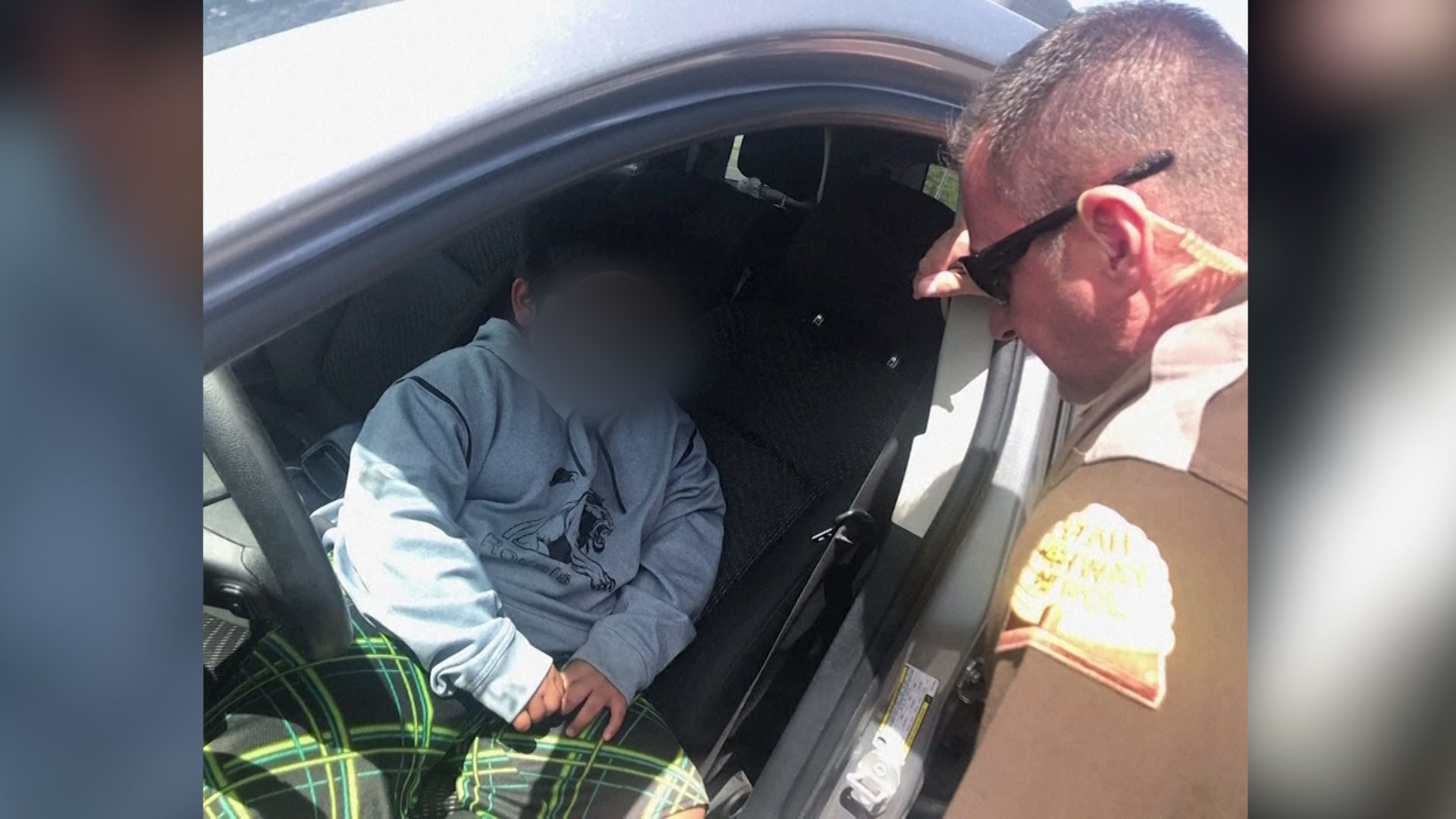 Policista z Utahu zastavil pětiletého chlapce, který řídil auto na dálnici.