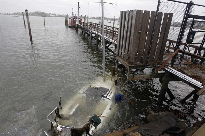 Potopená loď v přístavu ve městě Scituate v Massachusetts.