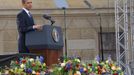 Obklopen květinami, Obama promlouvá k Pražanům.