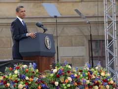 Obklopen květinami, Obama promlouvá k Pražanům.