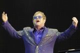 8. Elton John (54 milionů dolarů). Vrátil se na vrchol hitparád a na turné dorazí 18. prosince i do Prahy. Nastřádané peníze dává také ve velkém na charitu.