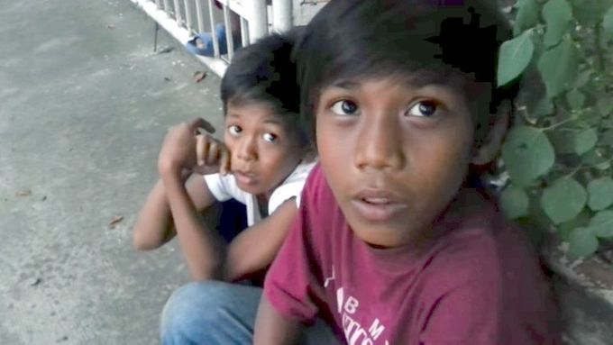 Dětští zpěváci na ulici v Manile