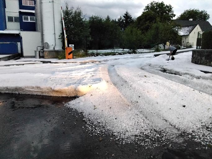 Silnice v Olešnici pokryla místy souvislá vrstva krup, hasiči řeší průjezdnost.