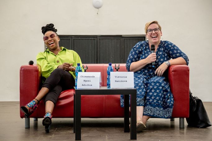 V neděli Chimamanda Ngozi Adichieová besedovala s českou spisovatelkou Viktorií Hanišovou.