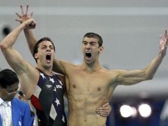 Američtí plavci Michael Phelps a Garrett Weber-Gale (vlevo) se radují ze zlaté olympijské medaile ze štafety na 4x100 metrů volným způsobem.