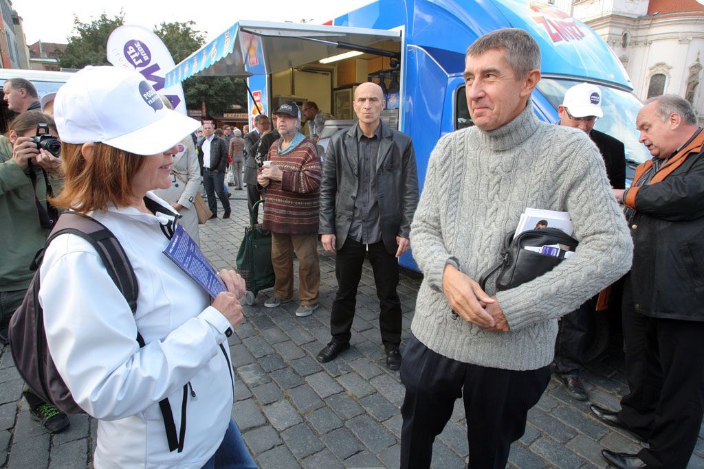 Andrej Babiš rozdává zmrzlinu