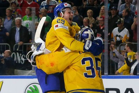 MS 2017, Kanada-Švédsko: Švédové slaví titul mistrů světa - William Nylander a Henrik Lundqvist
