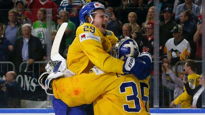 MS 2017, Kanada-Švédsko: Švédové slaví titul mistrů světa - William Nylander a Henrik Lundqvist