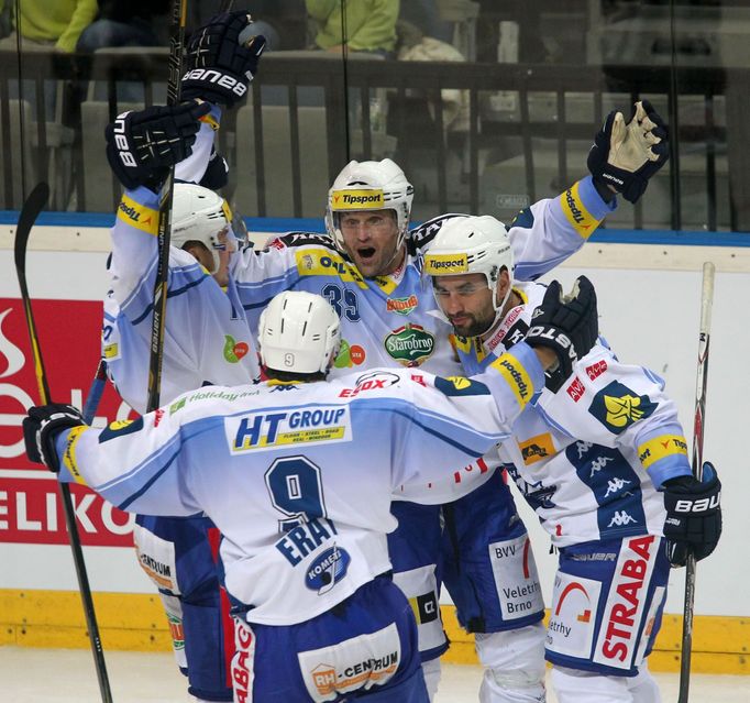 Hokejisté Komety Brno Róbert Petrovický a Roman Erat slaví gól v utkání proti Kladnu během 15. kola Tipsport extraligy 2012/13.