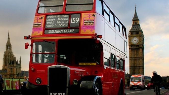 Půl století jezdili lidé v Londýně červenými dvoupatrovými autobusy Routemaster. Včera tyto autobusy absolvovaly svou poslední jízdu na pravidelných linkách. Vytlačily je modernější stroje.