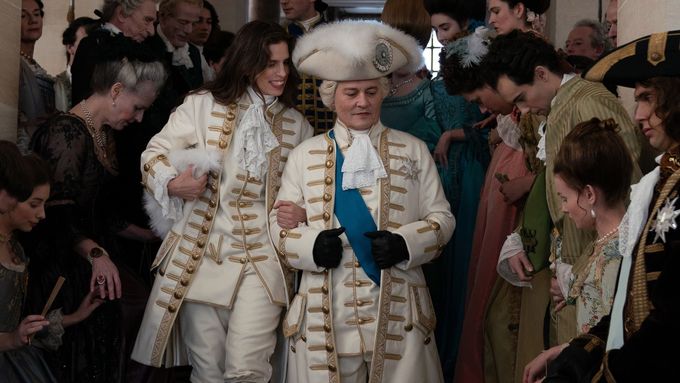 Štáb měl přístup do Versailles, kde natáčel. Na snímku jsou Maïwenn jako Jeanne du Barry a Johnny Depp v roli Ludvíka XV.