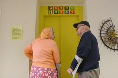 Nařízení o izolaci některé domovy seniorů nemohou splnit. Virus je v šesti zařízeních