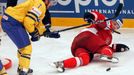 Milan Michálek a Niklas Kronwall bojují o puk v utkání Česko - Švédsko.