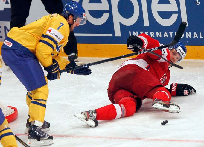 Milan Michálek a Niklas Kronwall bojují o puk v utkání Česko - Švédsko.