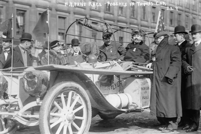 George N. Schuster ve voze Thomas Flyer americké konstrukce v Paříži. Vítěz závodu New York - Paříž v roce 1908.