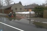 Nejhorší byla situace přímo na Hradecku, kde hasiči museli kopat strouhy pro vodu stékající z polí, jinak by zatopila rodinné domky.