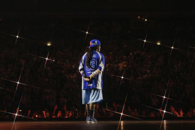 Americká zpěvačka Billie Eilish na nedělním koncertě v pražské O2 areně pokořila rekord v návštěvnosti haly.