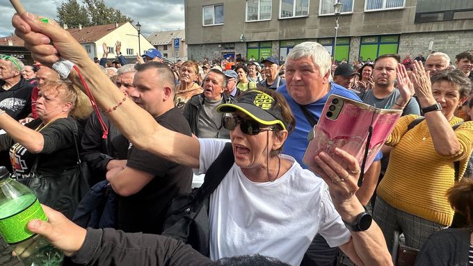 Aktuálně.cz zachytilo hlasité a emotivní protesty proti premiéru Petru Fialovi. Zároveň mluvilo s jeho kritiky i příznivci.