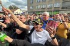Rozvášněný křičící dav hrozil Fialovi. Nechyběl ani protestující s berlemi