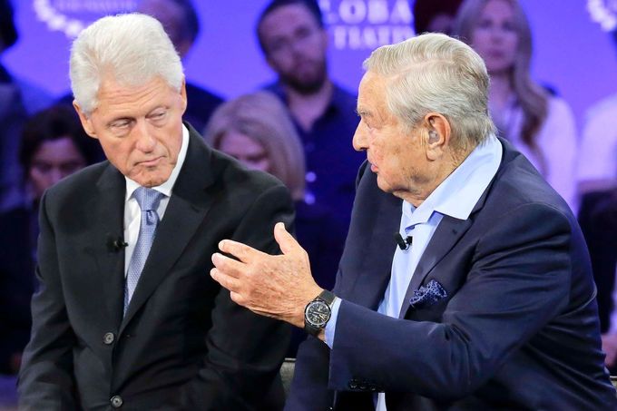George Soros (vpravo), předseda Soros Fund Management, diskutuje s exprezidentem USA Billem Clintonem na Clinton Global Initiative v New Yorku, 27. září 2015.