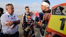 Ředitel Rallye Dakar Etienne Lavigne (vpravo) se před startem třetí etapy baví s dvojic jezdců KTM Ruben Faria a Cyril Després (vpravo).