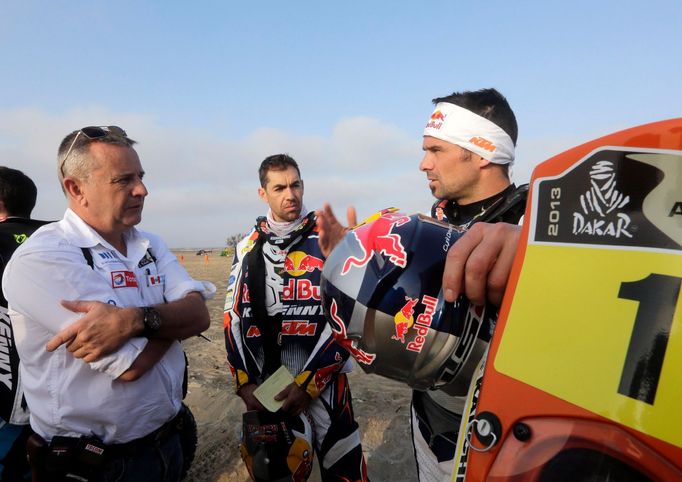 Ředitel Rallye Dakar Etienne Lavigne (vpravo) se před startem třetí etapy baví s dvojic jezdců KTM Ruben Faria a Cyril Després (vpravo).