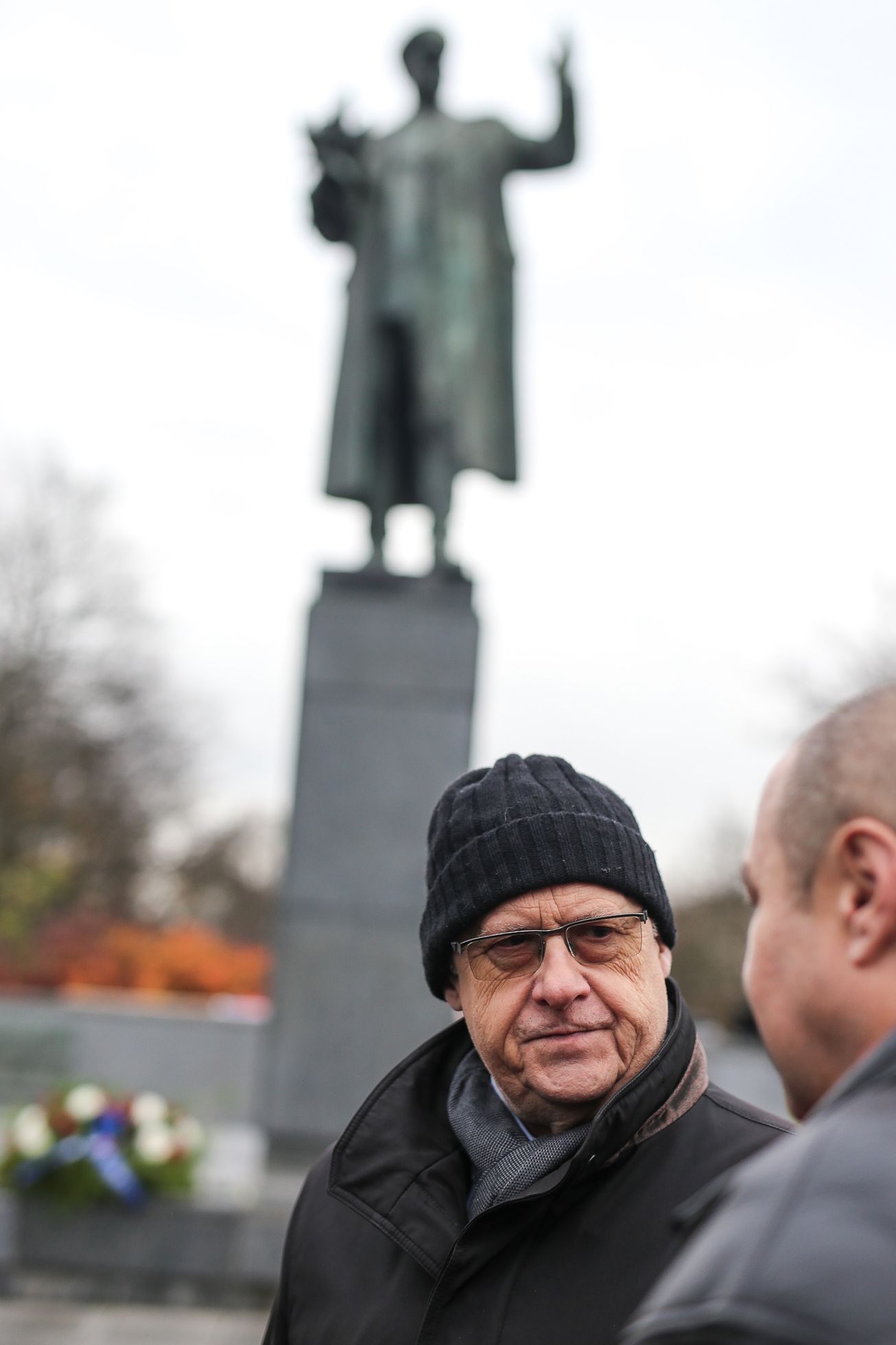 Protest proti vysvětlující tabulce u sochy maršála Koněva - pořádala KSČM