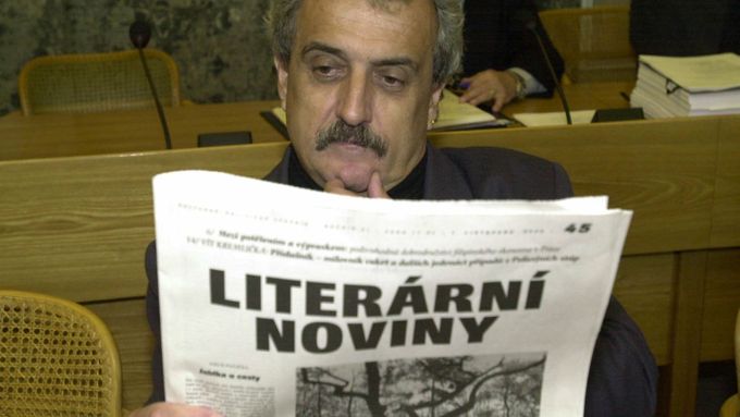 Ministr kultury z ČSSD Pavel Dostál si čte Literární noviny před zasedáním vlády, listopad 2000.