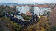 Nedělního vzpomínkového průvodu se podle odhadů policie zúčastnilo 10 tisíc lidí.