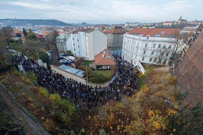 Praha si dnes 17. 11. 2019 připomíná výročí 30 let od sametové revoluce, která vedla k pádu komunistického režimu.