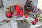 Čerstvé květiny a posečená tráva. Jak se Češi starají o hroby rudoarmějců
