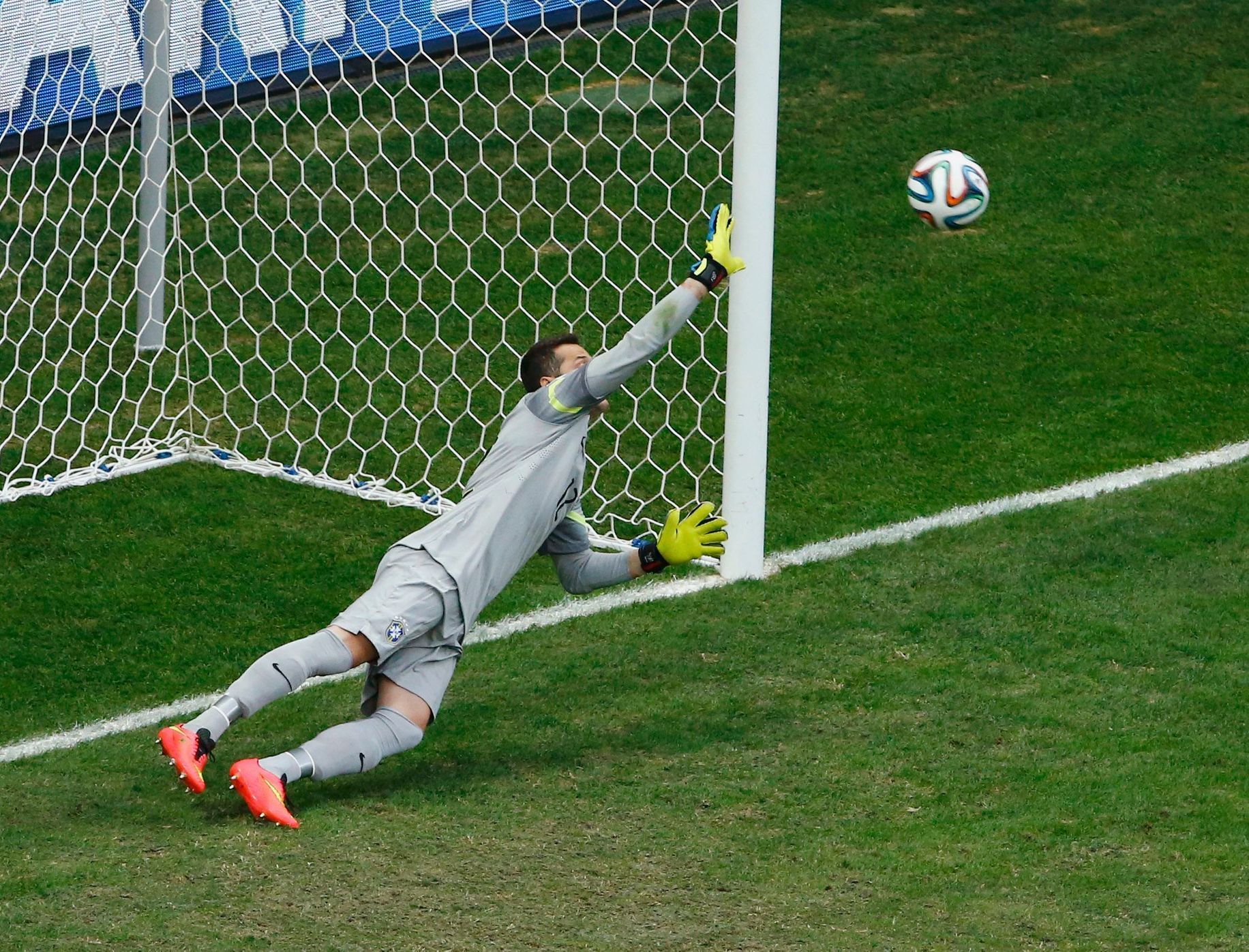 MS 2014, Brazílie-Nizozemsko: Julio Cesar dostává gól z penalty