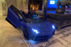 Pořádně Štědrý večer. Kdo našel pod stromečkem lamborghini a s kým byl Součkův parťák