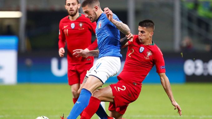 fotbal, Liga národů 2018, Itálie - Portugalsko, Cristiano Biraghi se pokouší prosadit přes Joaa Cancela