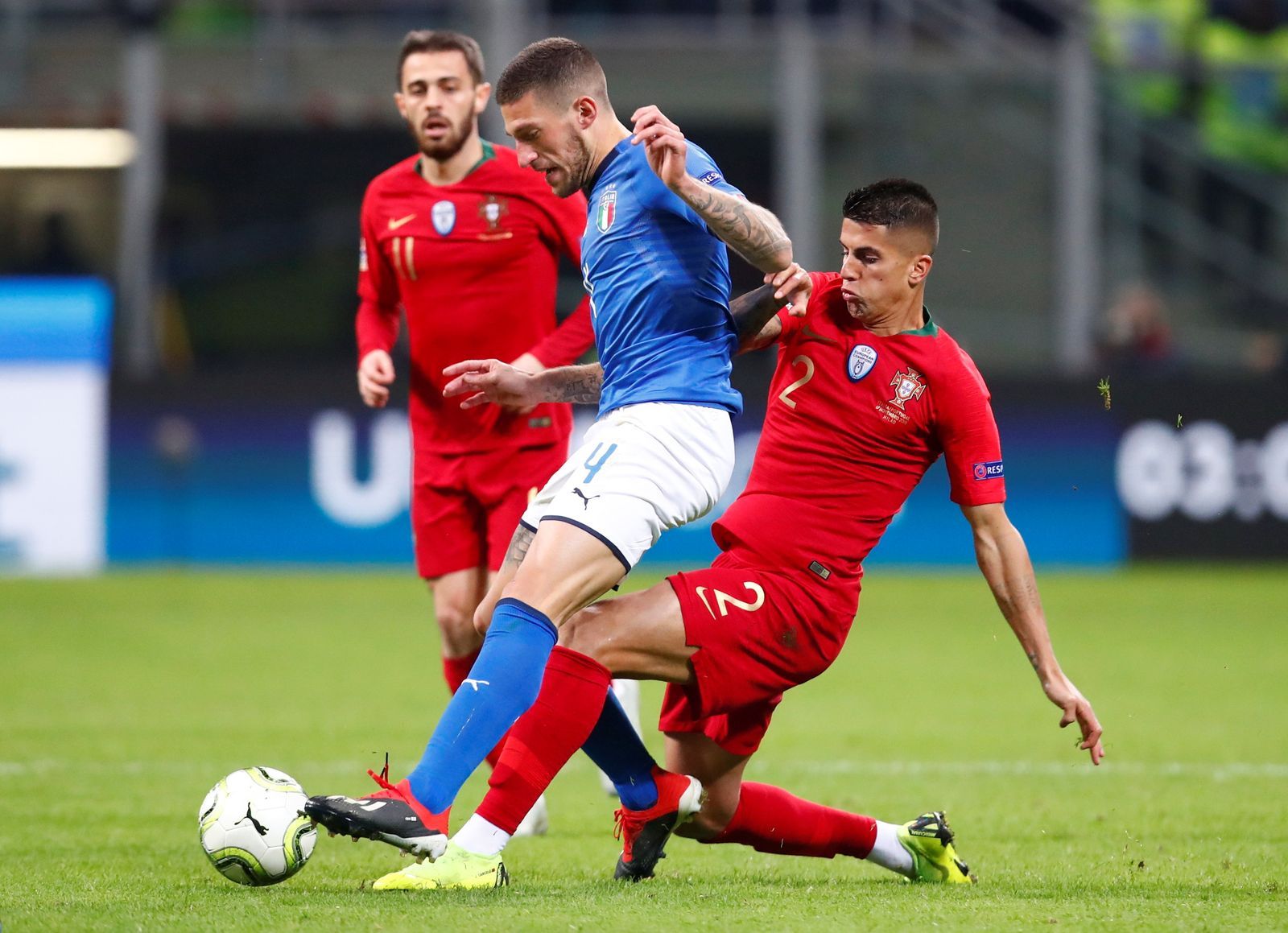 fotbal, Liga národů 2018, Itálie - Portugalsko, Cristiano Biraghi se pokouší prosadit přes Joaa Cancela