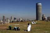 Každodenní záležitosti se nemění - modlitba na kopci nad Johannesburgem.