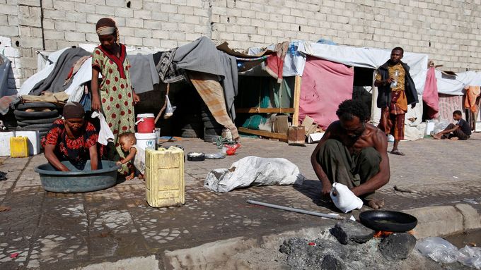 Lidé vysídlení kvůli bojům v Jemenu, ilustrační foto.