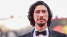 Herec Adam Driver na červeném koberci benátského festivalu, kde představil film Ferrari.